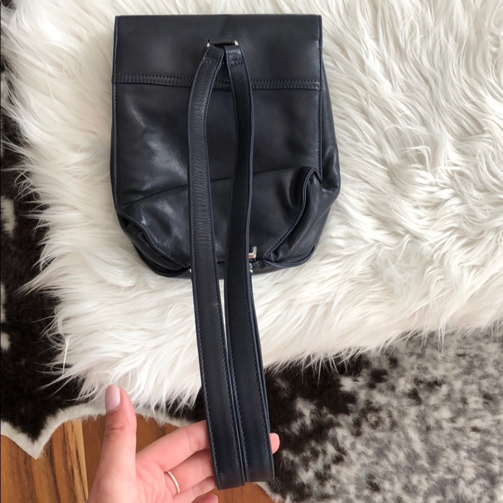 Chanel navy blue lambskin backpack - Picture 4 of 16